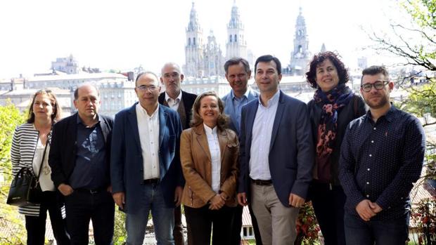 La ministra Calviño y el secretario xeral del PSdeG posan con los candidatos del partido en la zona compostelana
