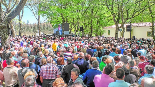 Vista del abarrotado campo de la fiesta para escuchar los discursos políticos