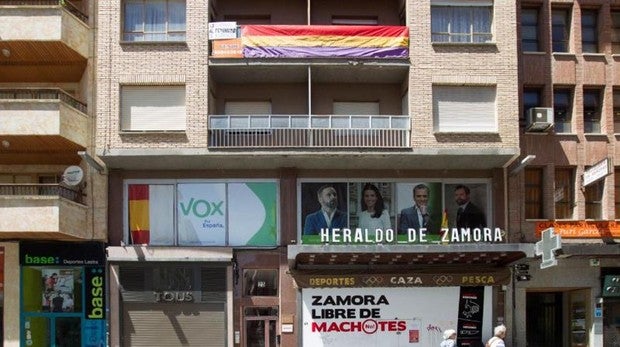 Edificio de Zamora en el que se pueden contemplar los tres mensajes
