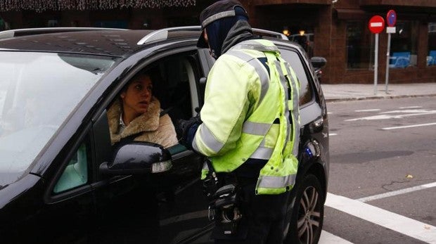Un agente de la Policía Municipal controla el acceso en Conde Casal durante un episodio de alta contaminación