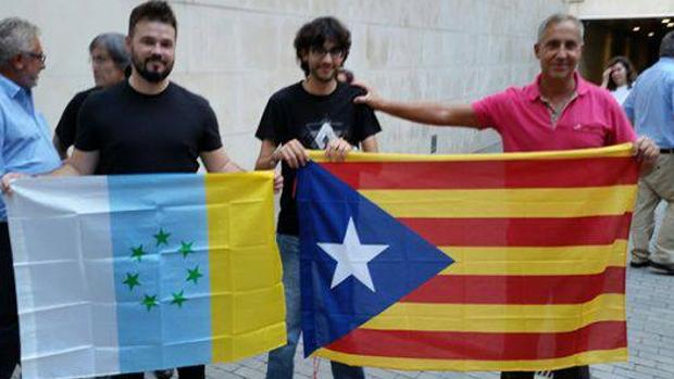 Rufián en 2017 con la bandera separatista de Canarias, la misma que empuñó Pablo Iglesias en abril en Las Palmas