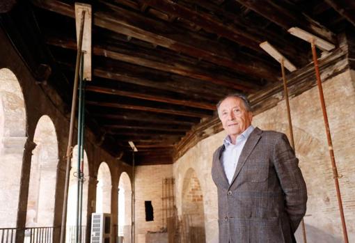 El arquitecto de la Catedral de Valencia, Salvador Vila, posa bajo la techumbre de la Lonja de los Canónigos, del siglo XVI