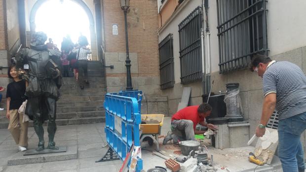 Operarios de Tagus este jueves instalando la fuente junto a la estatua de Cervantes