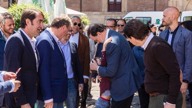 Una niña abraza a Rajoy en León