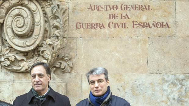 El presidente de la Asociación Salvar el Archivo, Policarpo Sánchez, junto al alcalde de Salamanca, en una imagen de archivo
