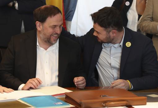 El líder de ERC, Oriol Junqueras, ayer en el Congreso durante la recogida de su acta de diputado, acompañado por el portavoz adjunto de ERC, Gabriel Rufián