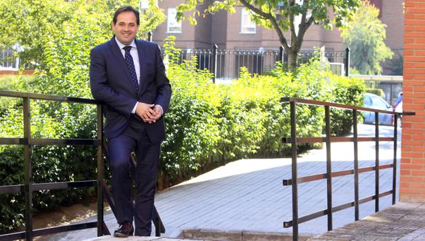 Paco Núñez posa en la sede de su partido