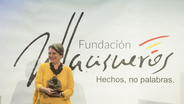 Elvira Roca, tras recoger el premio de la Fundación Villacisneros