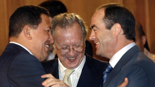 Raúl Morodo entre Hugo Chávez y José Bono, en 2005