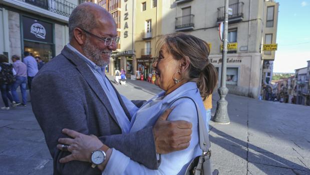 El candidato de Ciudadanos a la Presidencia de la Junta de Castilla y León, Francisco Igea, abraza a Rosa Valdeón, exvicepresidenta de la Junta y exalcaldesa de Zamora
