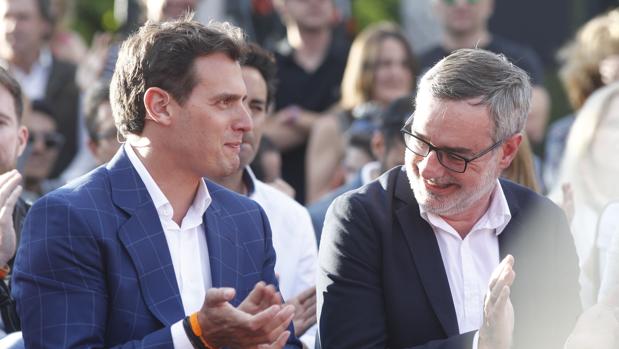 Albert Rivera y José Manuel Villegas sonríen en el cierre de campaña ayer en Madrid
