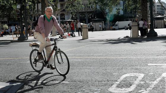El alcalde de Valencia, Joan Ribó, a su llegada hoy, en bicicleta, al Ayuntamiento tras revalidar el cargo de alcalde al ganar ayer, con 10 concejales, las elecciones municipales