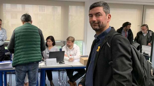 Joan Canadell, próximo presidente de la Cámara, con el lazo amarillo