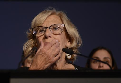 Manuela Carmena con gesto de preocupación en la sede de Más Madrid