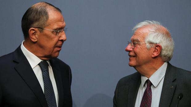 Sergei Lavrov y Josep Borrell, ministros de Exteriores de Rusia y España, en una imagen de archivo
