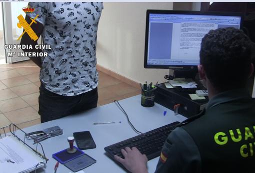La Guardia Civul toma declaración a uno de los detenidos