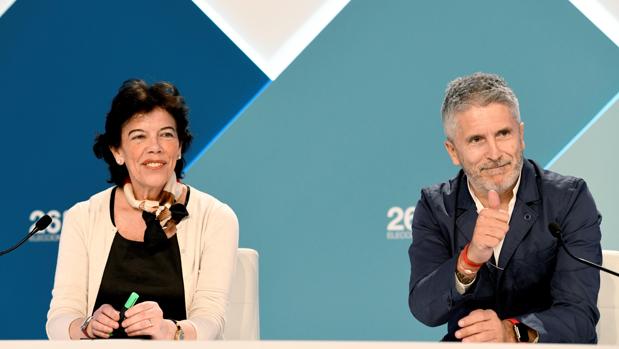 Isabel Celaá y Fernando Grande-Marlaska en el centro de recepción de datos del 26-M