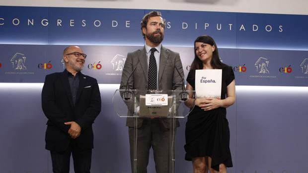 l senador electo de VOX, Francisco José Alcaraz, y los portavoces del partido en el Congreso de los Diputados, Iván Espinosa de los Monteros y Macarena Olona, en la Cámara Baja