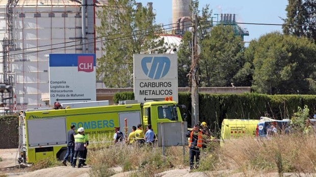 Servicios de emergencias, en los exteriores de la empresa en la que se ha producido el accidente químico