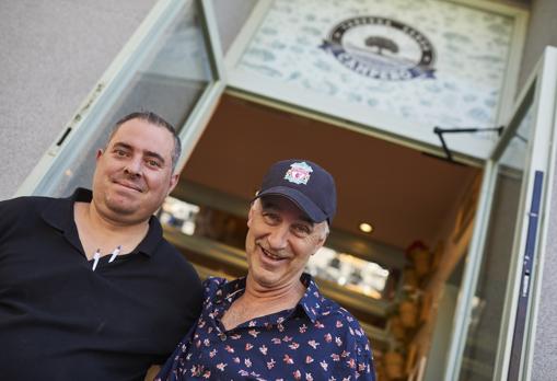 Fernando, encargado de un bar en Goya posa con Richard, un seguidro del Liverpool