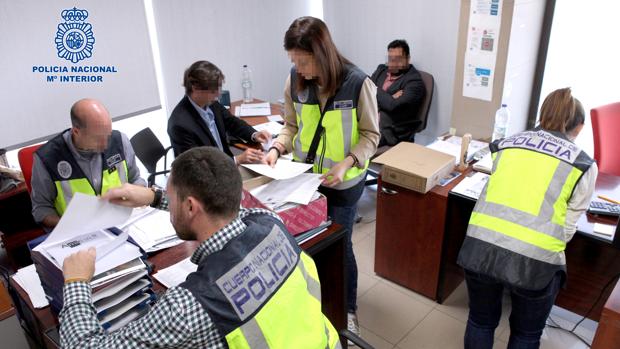 La Policía, durante el registro de locales utilizados por esta red desmantelada en Zaragoza