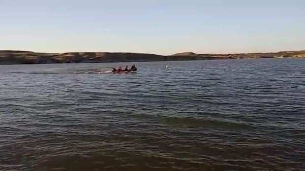 Una lancha rastreando la zona del embalse donde se produjo el accidente y el agua se tragó a los dos pescadores alemanes, de 54 y 55 años
