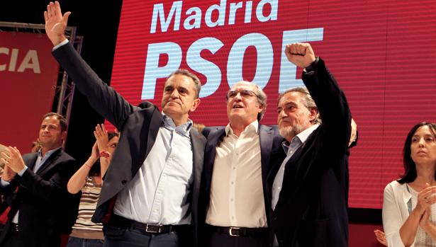 Ángel Gabilondo, entre José Manuel Franco (izq.), secretario general del PSOE-M, y Pepu Hernández, candidato municipal