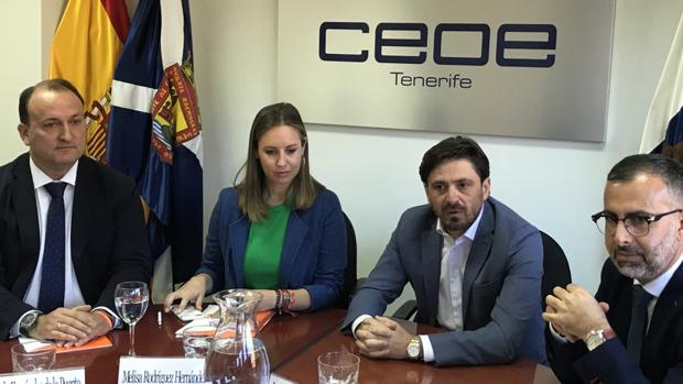 El diputado de Ciudadanos, Ricardo Fernández, Melisa Rodríguez, Marichal (Ashotel) y Cejas, coordinador de Cs Canarias