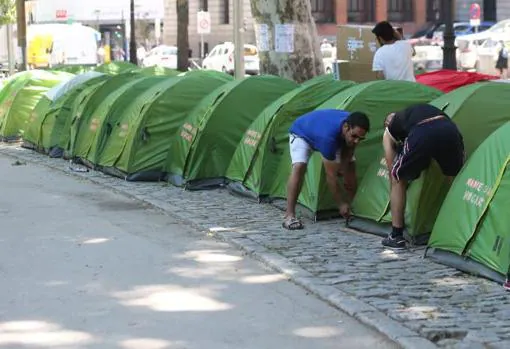 Resultado de imagen de indigentes acampados frente al museo del prado