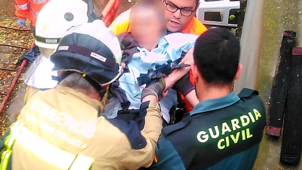Momento en que el hombre fue rescatado, con el trozo de valla aún clavado en su brazo