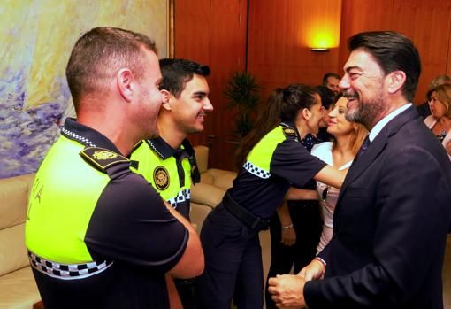 Luis Barcala, con los agentes