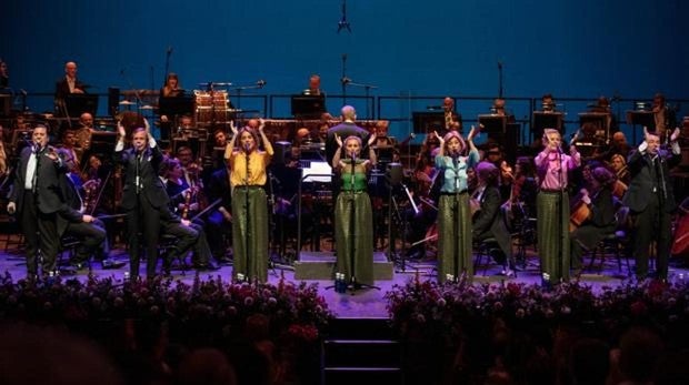 El grupo Siempre Así, durante su concierto en el Teatro de la Maestranza de Sevilla
