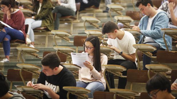 Pruebas de acceso a la universidad en una fotografía de archivo