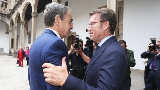 Feijóo saluda a Zapatero a la llegada de este al Hostal de los Reyes Católicos (Santiago)