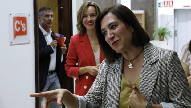 La líder municipal de Cs, Sara Fernández (en primer plano), junto a Pilar Alegría (PSOE)