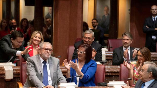 Castillo, elegido presidente de la Asamblea murciana, es aplaudido por sus compañeros