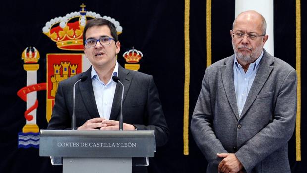 José María Espejo junto a Francisco Igea tras una de las reuniones con el PP celebradas en las Cortes
