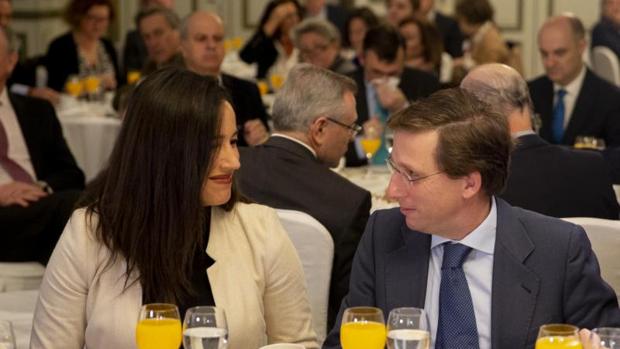 Begoña Villacís y José Luís Martínez Almeida en el Foro Nueva Economía