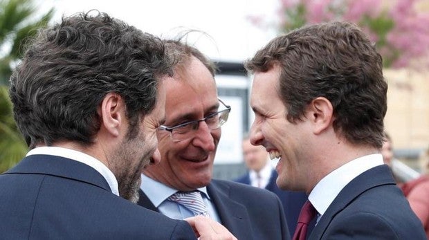 Pablo Casado charla con Alfonso Alonso y Borja Sémper, ayer en San Sebastián