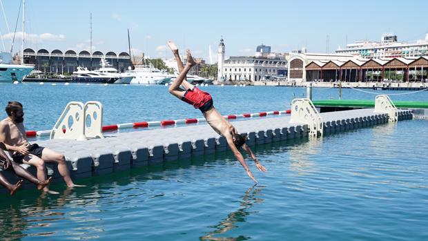 Valencia inaugura una piscina urbana de aguas saladas en el puerto de la Marina