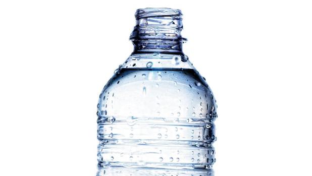 Una botella de agua mineral