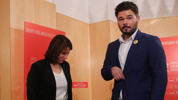 La portavoz socialista, Adriana Lastra, junto al portavoz de ERC, Gabriel Rufián, durante su reunión en el Congreso de los Diputados