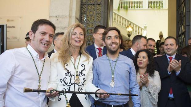 Amparo Marco con los portavoces de Compromís y Podemos en Castellón, este sábado tras su investidura