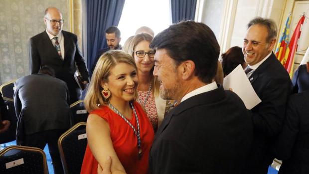 La líder de Ciudadanos en Alicante, Mari Carmen Sánchez, felicita al alcalde, Luis Barcala, tras su investidura este sábado