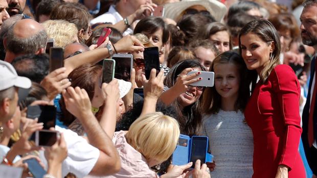 La Princesa saluda al público en Covadonga en presencia de la Reina