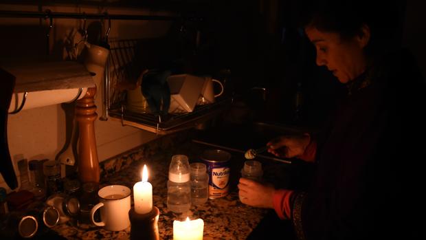Una mujer prepara un biberón en Buenos Aires durante el apagón, Argentina