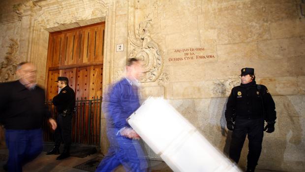 Imagen de archvo de traslado de fondos del Archivo de la Guerra Civil a Cataluña
