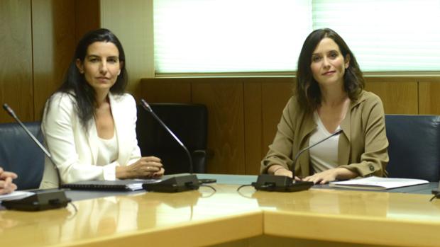 Rocío Monasterio e Isabel Díaz Ayuso, durante una reunión