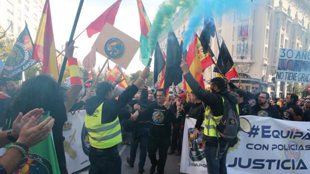 Concentración de policías y guardia civil por la equiparación salarial organizada por Jusapol