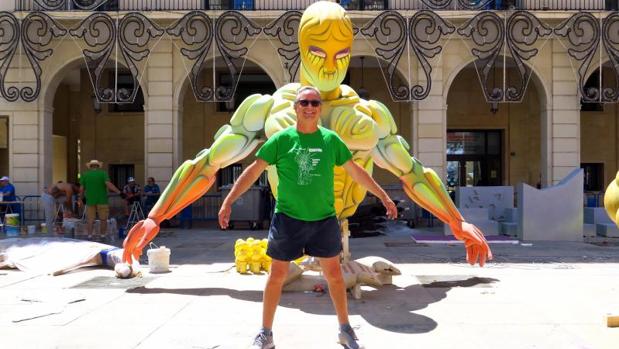 Pedro Espadero en plena Plantà de la Hoguera oficial en la plaza del Ayuntamiento